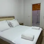 Private Garden Apartment *